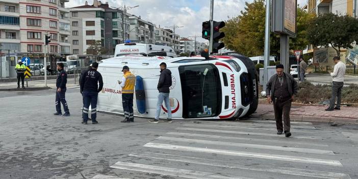 Konya’da hasta taşıyan ambulans devrildi! Yaralılar var