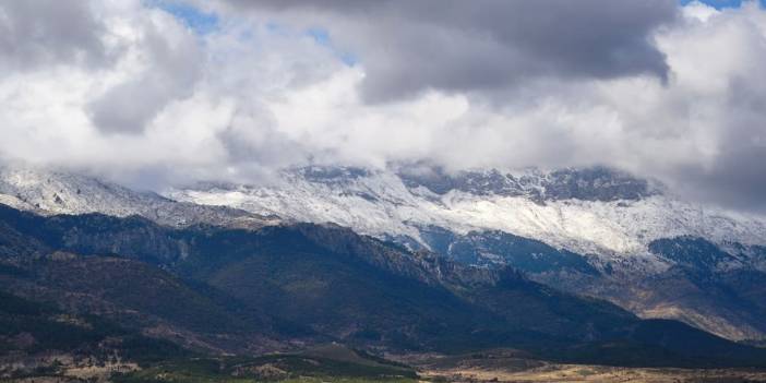 Konya’nın zirvesine mevsimin ilk karı düştü