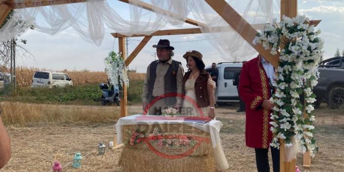 Konya’da yılın düğünü! At üstünde gelip mısır tarlasında evet dediler