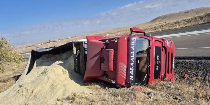 Konya’da TIR kazası! Sürücü yaralı kurtuldu