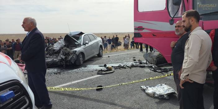 Kamyonla çarpışan otomobildeki 3 kardeş, birlikte can verdi