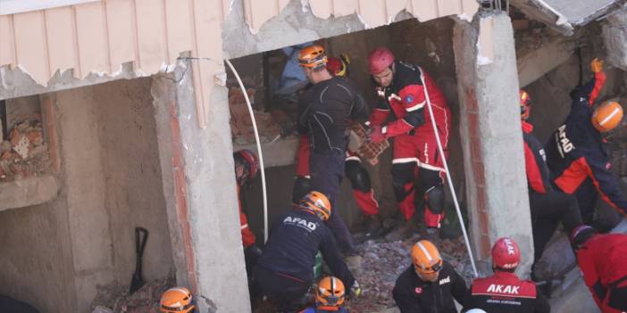 Mevlana Caddesinde 7 katlı bina çöktü! 3 çocuktan biri sağ kurtarılabildi