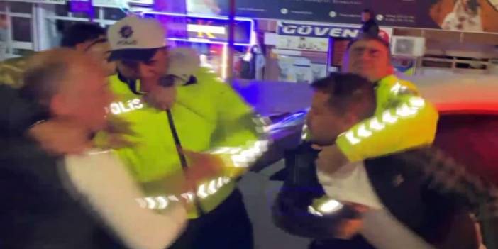 Alkollü sürücü ve yakınlarından trafik polislerine yumruklu saldırı
