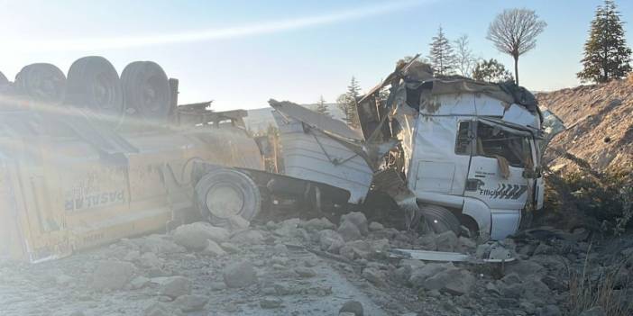 Konya'da hafriyat kamyonu devrildi, sürücü yaralı kurtarıldı