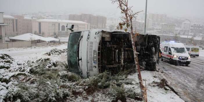 Servis takla attı! İşçi şemsiyeyle kendini korumaya çalıştı
