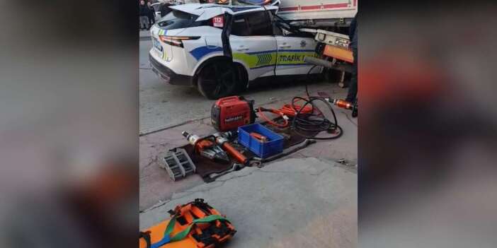 Trafik polisi aracı TIR’a çarptı! 1 şehit, bir ağır yaralı var