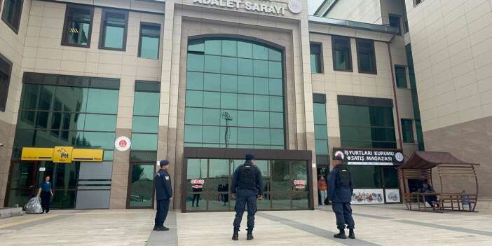 Eşinin bıçakladığı adam, adliye önünde pompalı tüfekle bekledi