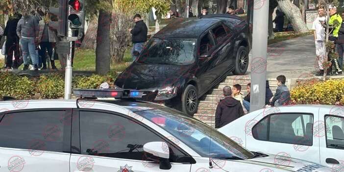 Konya bunu da gördü! Merdivenlerde asılı kaldı