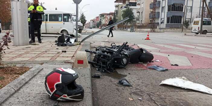 Konya plakalı motosiklete okul servisi çarptı