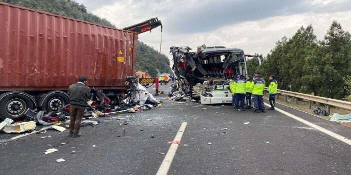 Yolcu otobüsü TIR’a çarptı! 7 ölü, 11 yaralı var