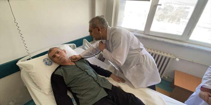 Konya’da felç geçiren hastayı 25 dakikalık müdahale yeniden yürüttü