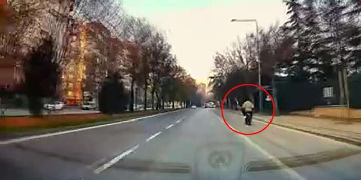 Yer Konya! Elleri cepte bisiklet sürüyordu, ölümle burun buruna geldi