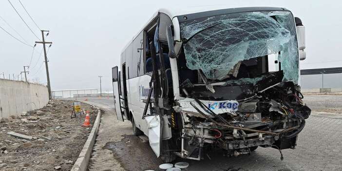OSB’de feci kaza! İşçi servisi TIR’a çarptı, çok sayıda yaralı var