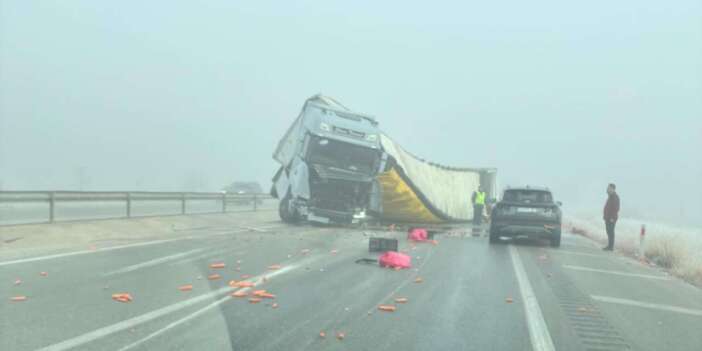 Konya’da sis, biri otobüs 6 aracın karıştığı kazaya neden oldu