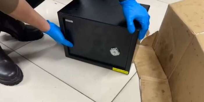 Konya’da kargo paketlerindeki çelik kasalardan cephanelik çıktı