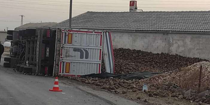 Konya’da şeker pancarı yüklü TIR devrildi