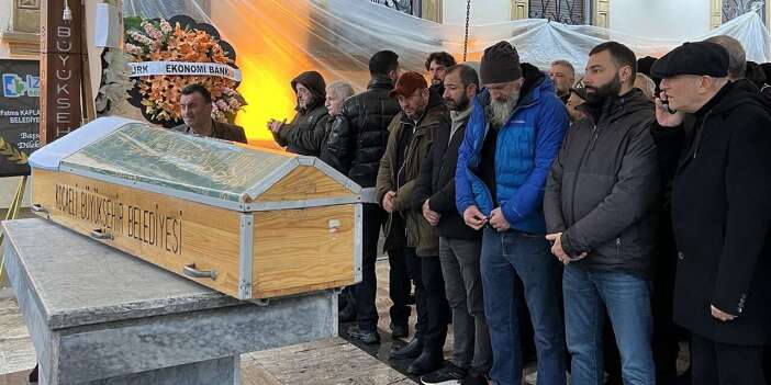 Ünlü oyuncuya 7 ay içinde ikinci acı! Babasını toprağa verdi