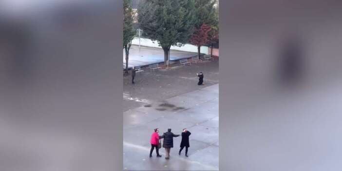 Kızına yapılanı duyan baba, okulda bir genci rehin aldı