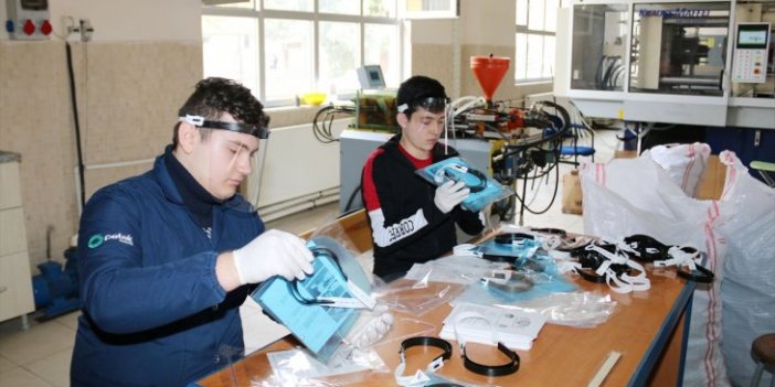 Konya'daki iki meslek lisesi, yüz koruyucu siper maskesinin seri üretimine başladı