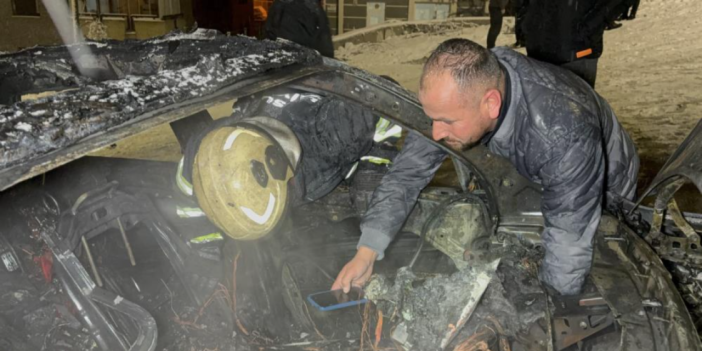 Rampa çıkarken yanan aracında para ve altınlarını aradı