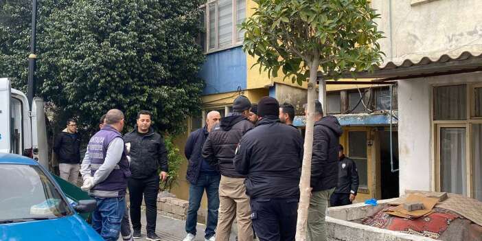 Güvenlik görevlisi, eşinin ve 7 yaşındaki kızının boğazını kesti