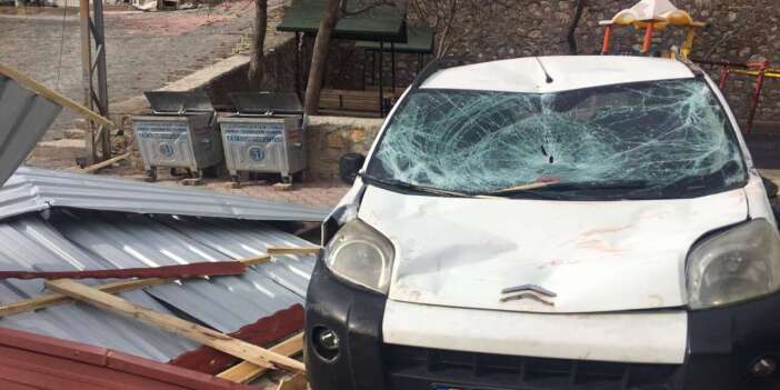 Konya’da fırtına okulun çatısını uçurdu