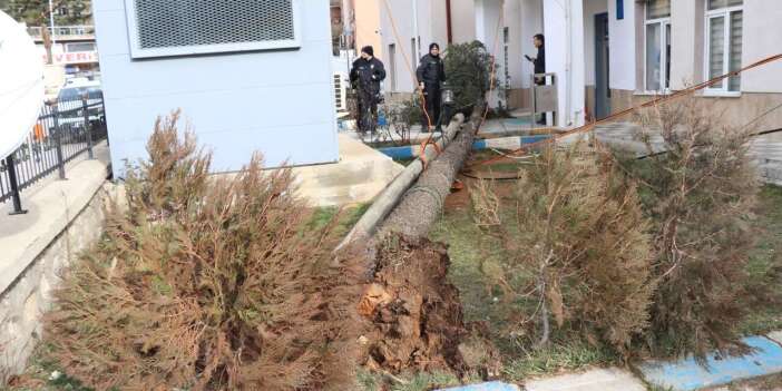 Fırtına, Konya’da bir ilçeyi yerle bir etti! Emniyet binasında da hasar var