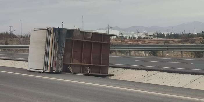 Konya’da fırtınanın şiddetini gösteren kare! Kasa, kamyonun üzerinden uçtu