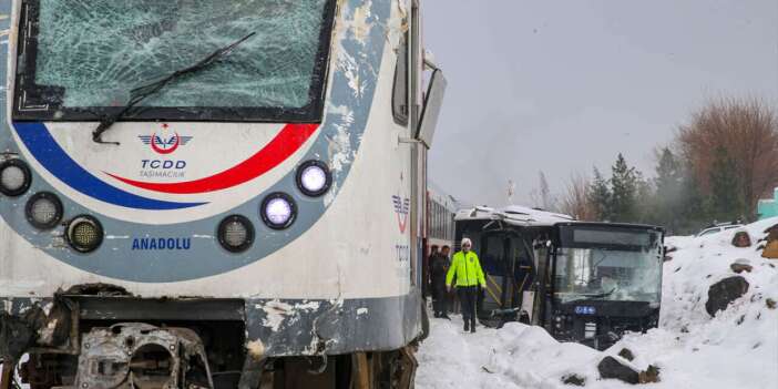 Belediye otobüsü trenle çarpıştı