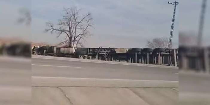 Konya’da şiddetli rüzgar TIR’ı devirdi