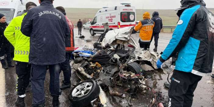 Otobüsle çarpışan otomobil adeta yok oldu! 3 ölü, 3 yaralı var