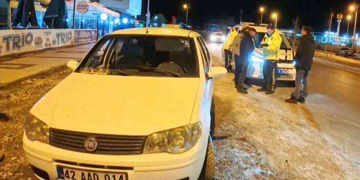İzleyen pes dedi! Alkollü yakalandı, ceza makbuzuyla araç başında da içti