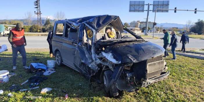 Konya yolunda hafif ticari araç ile minibüs feci şekilde çarpıştı! 5 yaralı var