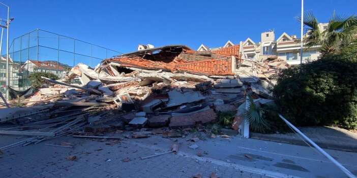 Apart otel çöktü! Çok sayıda ekip sevk edildi