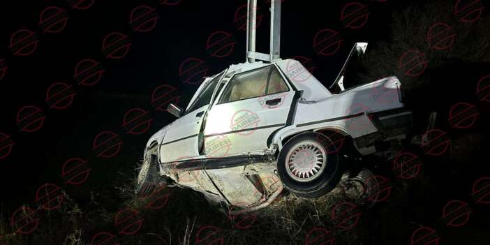 Konya’da demir direğe çarpan otomobil ikiye katlandı! Can kaybı var