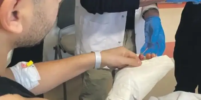 Konya’da demir kapıya sıkışan parmak koptu