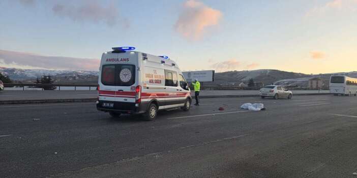 İşe giderken araba çarpan genç kadın hayatını kaybetti