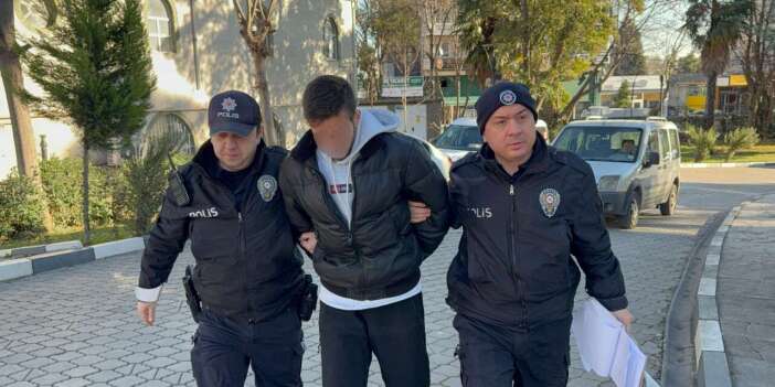 Otobüste dehşet anları! Lise öğrencisinin boynuna bıçak dayadı