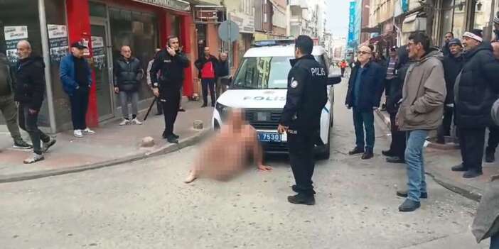 Çırılçıplak sokaklarda dolaştı! Polis ekipleri zorla pantolon giydirdi