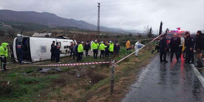 Sağlık çalışanlarını taşıyan servis üzüm bağına uçtu! Hemşire Kadriye Koçan öldü, 25 yaralı var