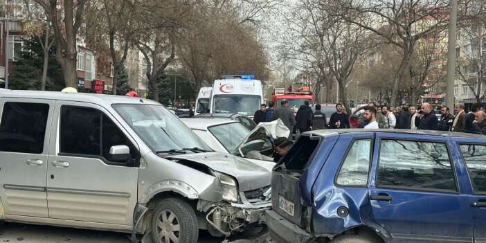 Konya’nın merkezinde 8 aracın karıştığı zincirleme kaza
