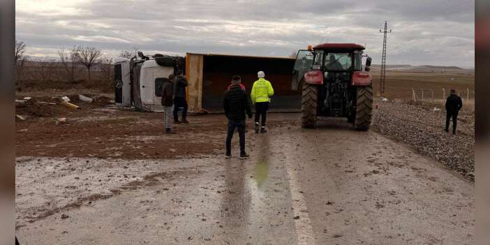 Konya Ereğli’de hafriyat kamyonu devrildi, yol trafiğe kapandı