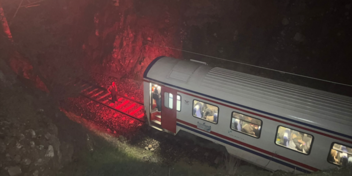 Tren raydan çıktı, 150 yolcu dehşeti yaşadı