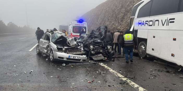 Yoğun sis zincirleme kazaya yol açtı! 2 ölü, çok sayıda yaralı var