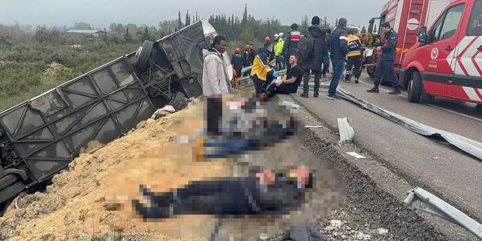 Antalya’da yolcu otobüsü devrildi! 9 ölü, 25 yaralı var