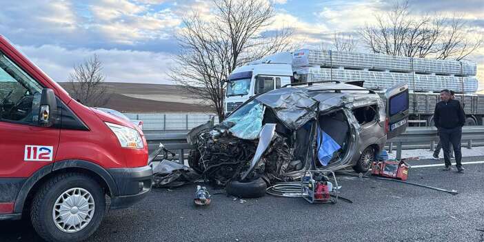 Konya’da feci kaza! TIR’la çarpışan araçta 1 kişi hayatını kaybetti
