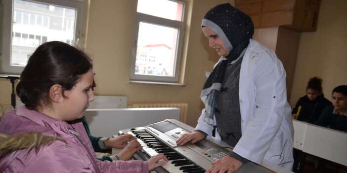 Mukaddes öğretmen, karanlığını Konya’da notalarla aydınlattı