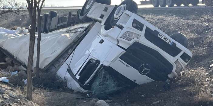 Konya’da TIR şarampole devrildi