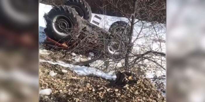 Muhtar Turgay Demir devrilen traktörün altında hayatını kaybetti