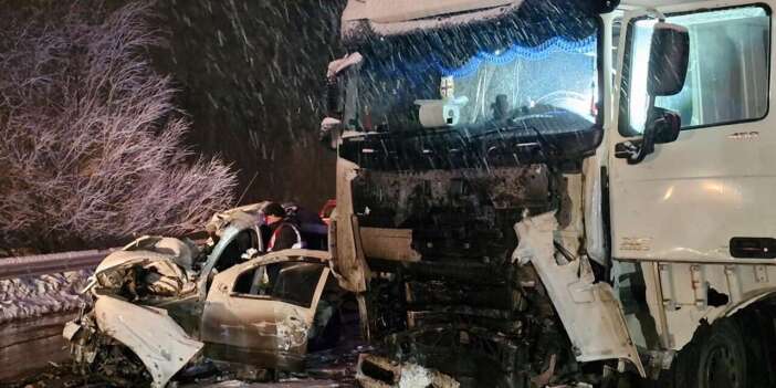 TIR ile cip kafa kafaya çarpıştı! 4 kişi hayatını kaybetti